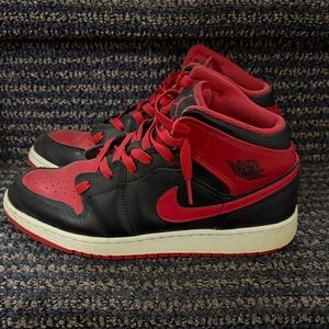 Jordan Men's Black and Red Sneakers